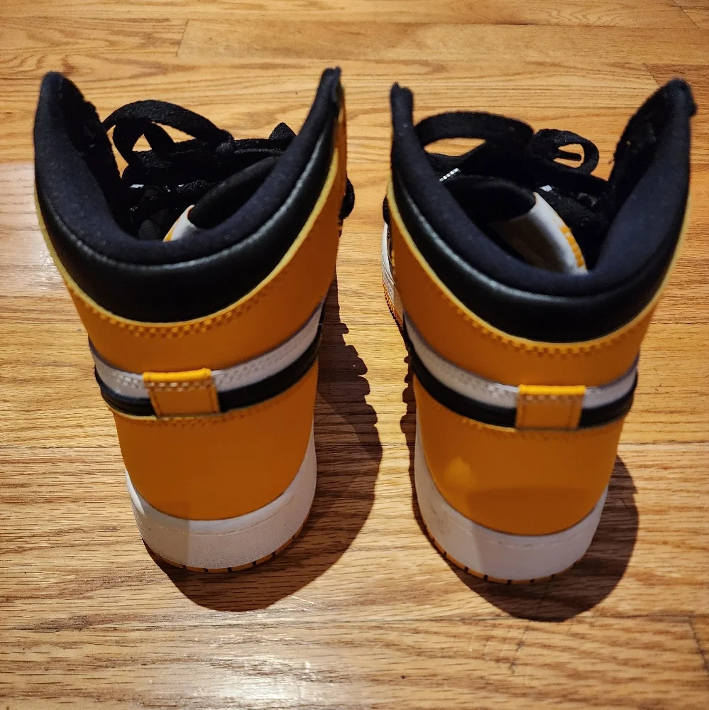 Kids Jordan Retro High 1 Sneakers - Picture 4 of 6